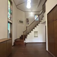 千葉県いすみ市大原台の売買物件/玄関。スッキリしたデザインのステンドグラスが素敵です。