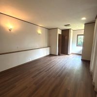 千葉県いすみ市大原台の売買物件/寝室：こちらも広い寝室。奥にはウォーキングクローゼットと書斎があります。隣には納戸（個室としても使えます）。玄関から腸に入れないようになっているのでたくさんのお客様が見えてもプライバシーを守れます。