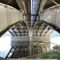 千葉県我孫子市白山の賃貸物件/橋の下をくぐ理、下から眺めると構造美に出会えました