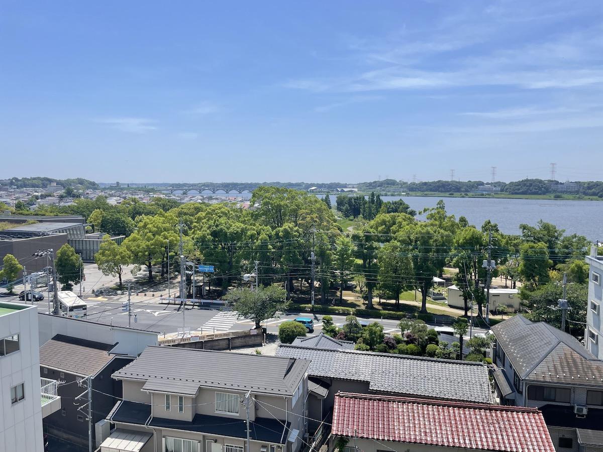 千葉県我孫子市白山の賃貸物件/物件マンションの目の前にある手賀沼公園。図書館なども併設