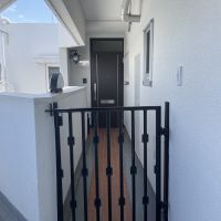 千葉県我孫子市白山の賃貸物件/物件への入口。レトロ感のある門扉やライトが白壁に映えます