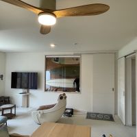 千葉県長生郡一宮町一宮の売買物件/リビング奥側からの様子。木製のシーリングファンライトがアクセント