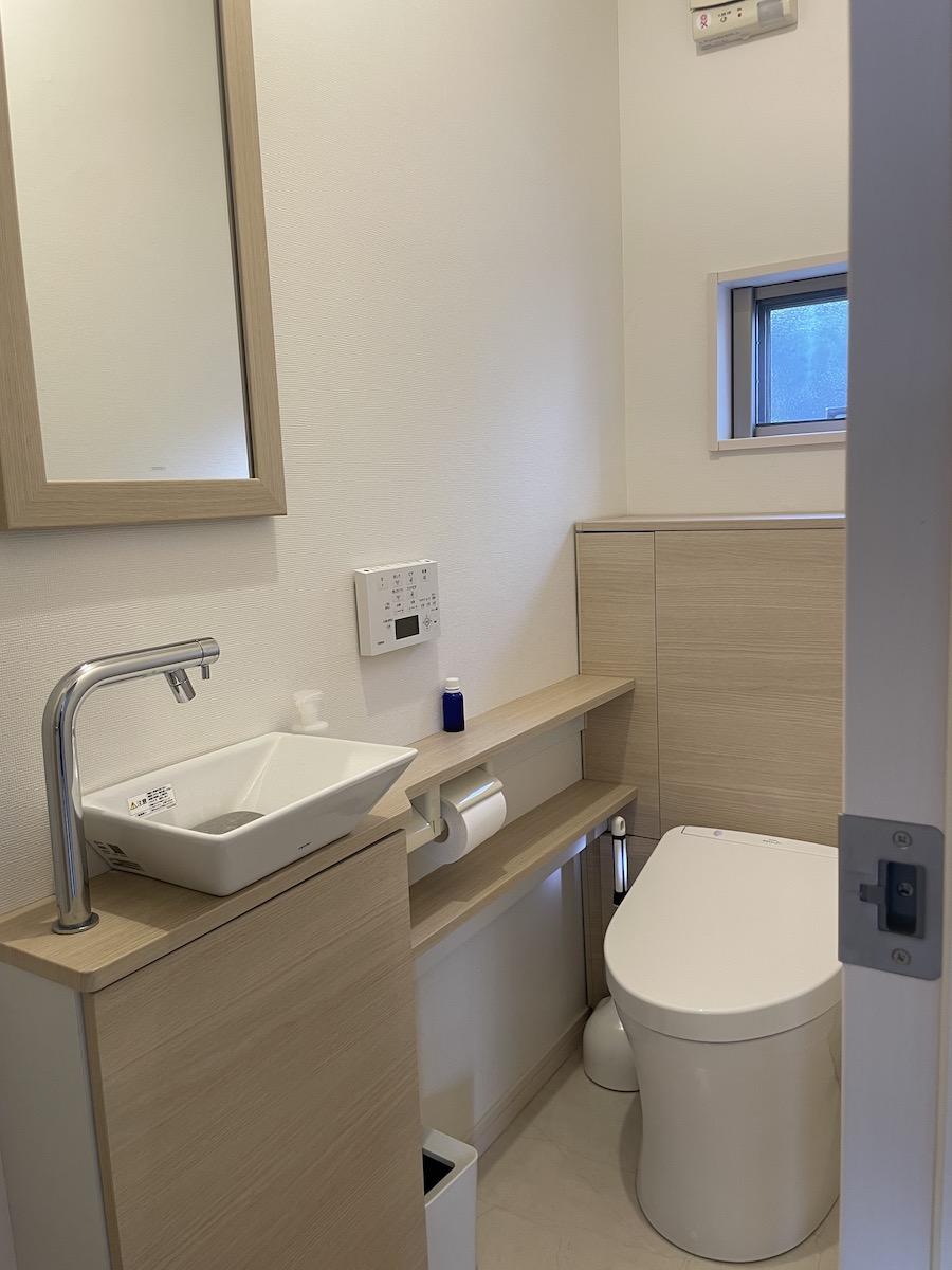 千葉県長生郡一宮町一宮の売買物件/１階トイレの様子。トイレは２階にもございます