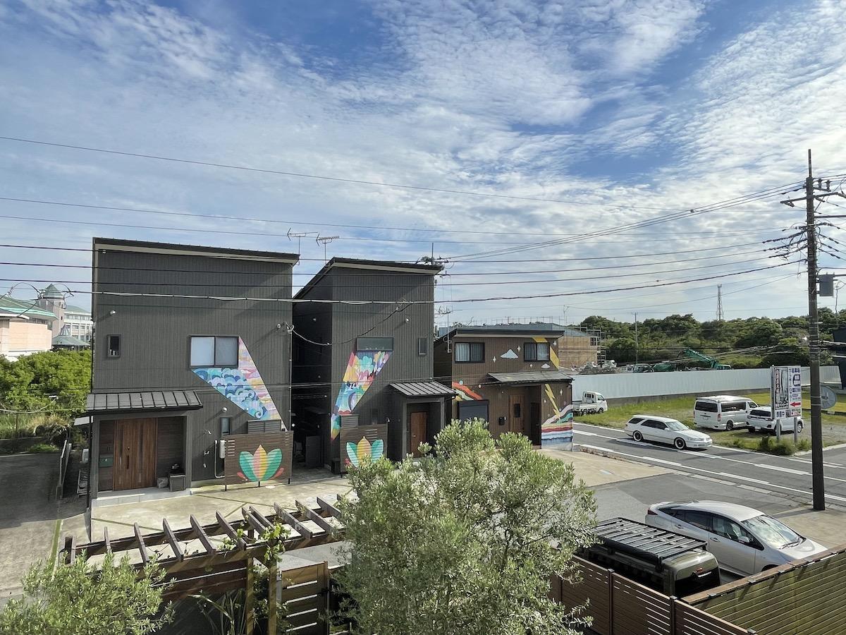千葉県長生郡一宮町一宮の売買物件/ベランダから山方向を眺める。奥に建設中なのはショッピングモール