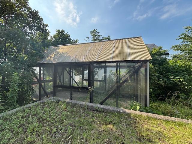 千葉県富津市竹岡の売買物件/庭に温室があります。温室藍建てや、沈殿藍つくり、すくも作りに使用されていました。手前では畑ができます。
