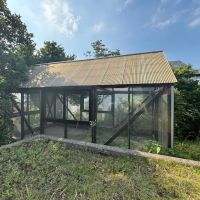 千葉県富津市竹岡の売買物件/庭に温室があります。温室藍建てや、沈殿藍つくり、すくも作りに使用されていました。手前では畑ができます。