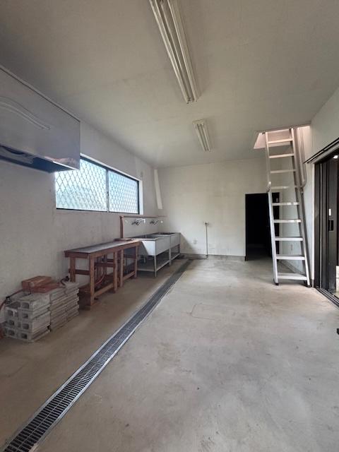 千葉県富津市竹岡の売買物件/奥には暗室があり、梯子を登ると屋根裏部屋があります。