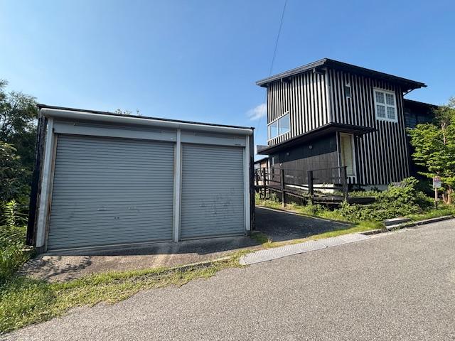 千葉県富津市竹岡の売買物件/車はもちろん、荷物や資材も十分に置いておけるガレージ