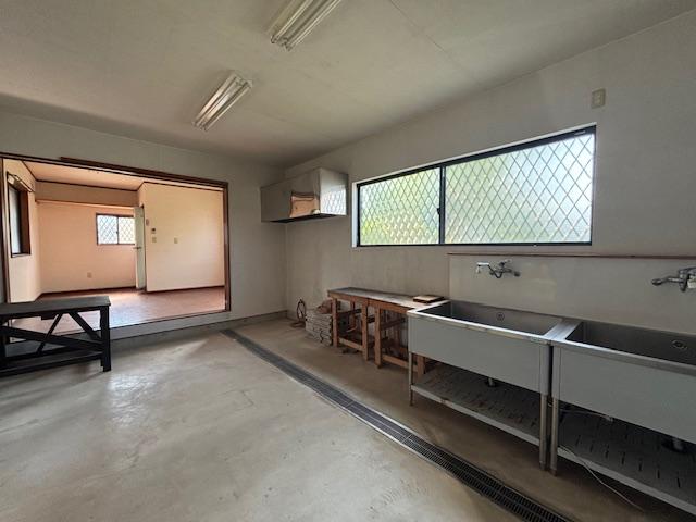 千葉県富津市竹岡の売買物件/コンクリート土間の作業場。染織作業で使用されていました。