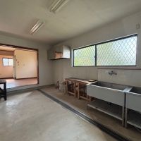 千葉県富津市竹岡の売買物件/コンクリート土間の作業場。染織作業で使用されていました。