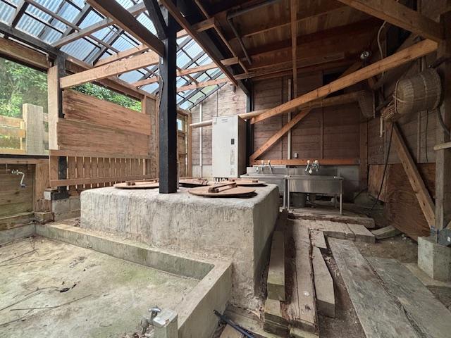 千葉県富津市竹岡の売買物件/藍染め工房。本藍建て用の藍瓶4つをコンクリートで囲んで、冬でも加温できる仕様です。