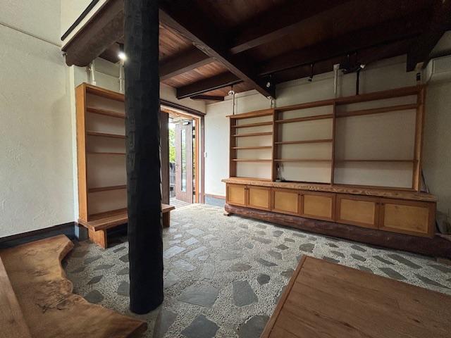 千葉県富津市竹岡の売買物件/玄関ホール別角度から。陶器や小物を飾りたくなる展示棚が広がっています。