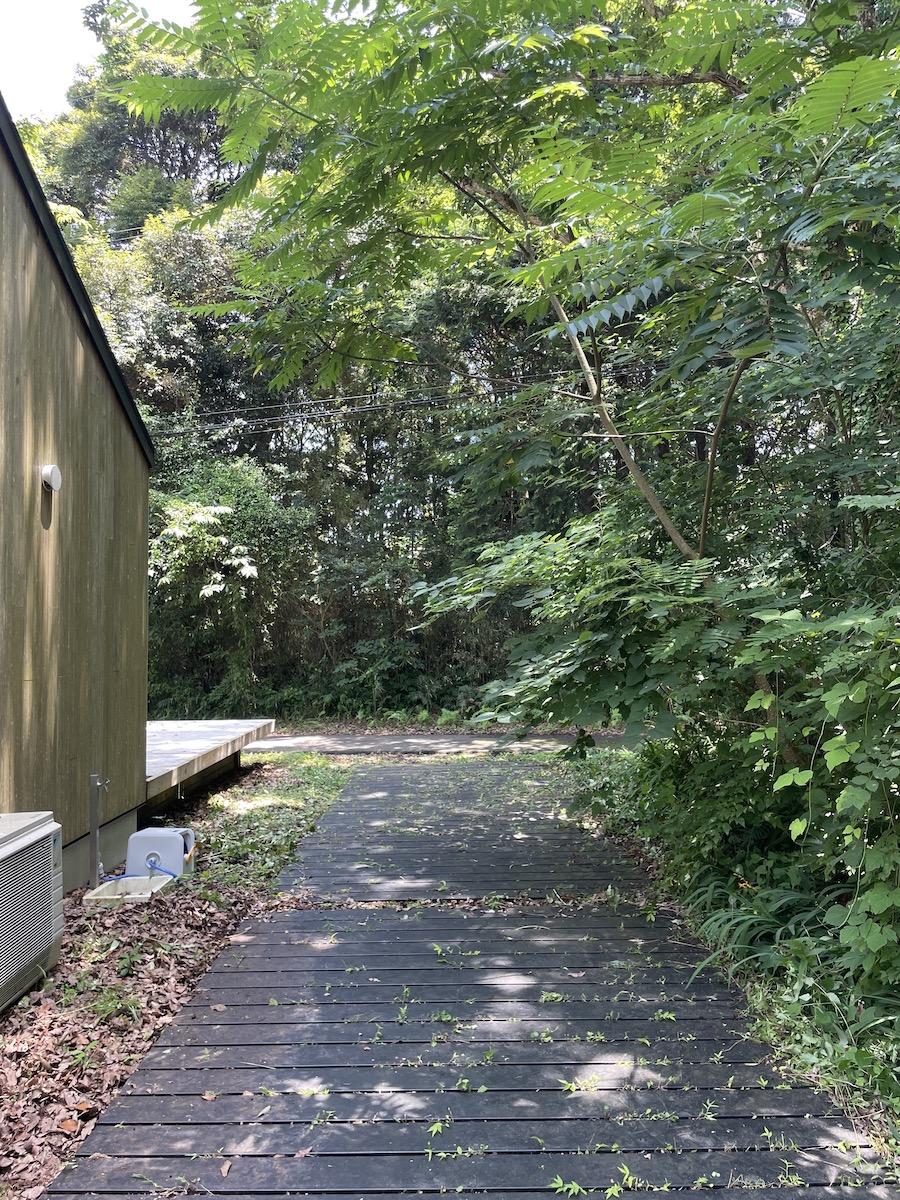 千葉県いすみ市岬町椎木の売買物件/駐車スペースを反対側から。耐久性の高い鉄枕木が敷かれています