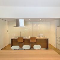 千葉県いすみ市岬町椎木の売買物件/室内中央にカウンター付きキッチン。中央のテーブルなど家具家電はすべて込みでの販売です