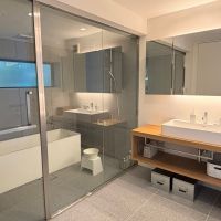 千葉県いすみ市岬町椎木の売買物件/バスルームはガラス張り。ユニットバスと洗面台はMUJI HOTEL仕様