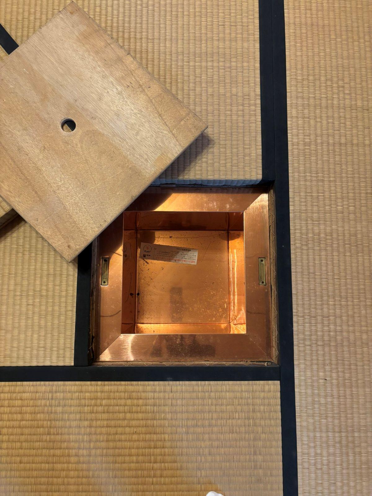 大網白里市細草の売買物件/和室の畳には茶道で湯を沸かすための炉壇が設けられています