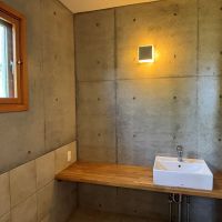 千葉県南房総市白浜の売買物件/サニタリールーム：バスタブ前にある洗面スペース