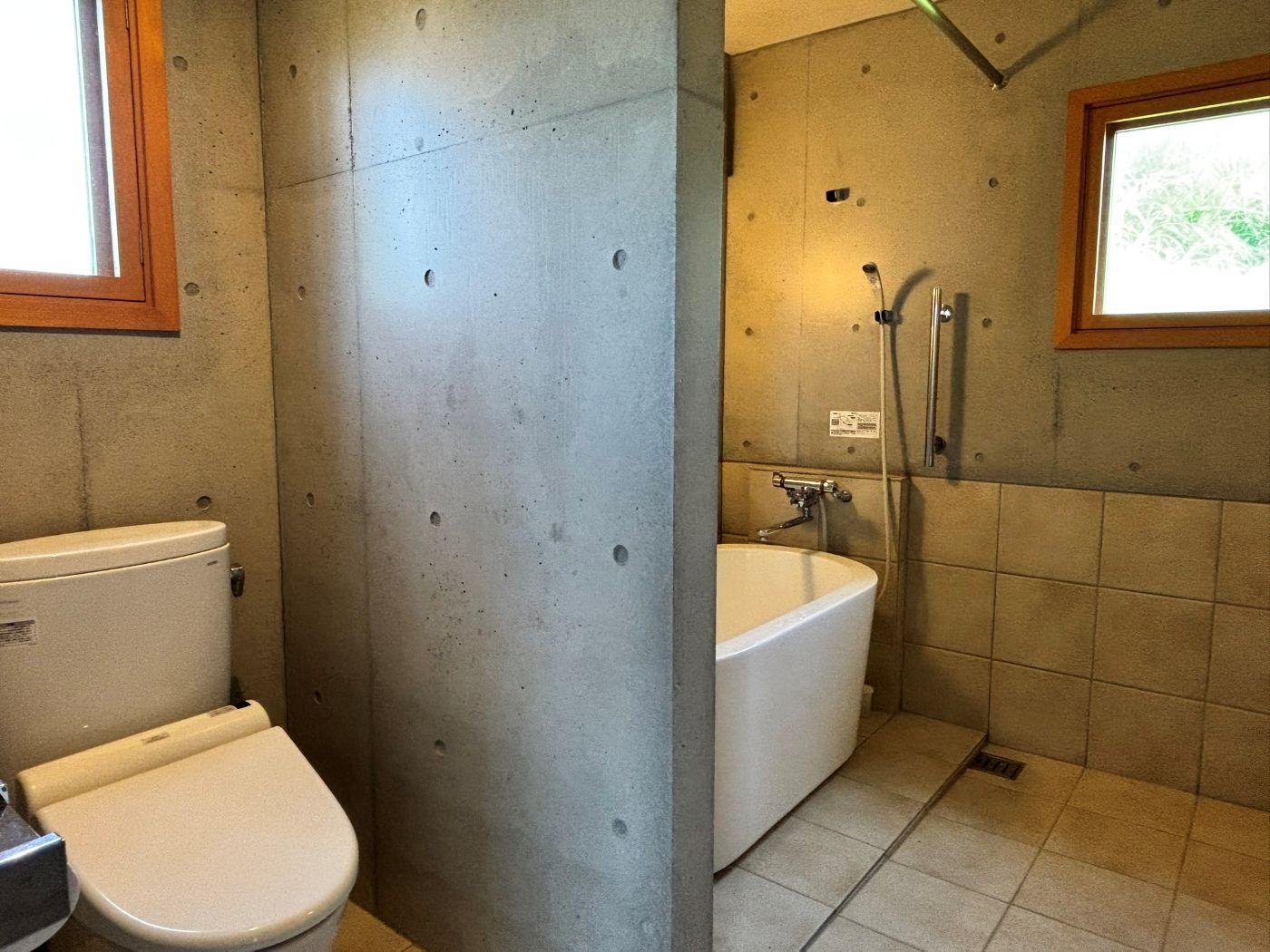 千葉県南房総市白浜の売買物件/サニタリールーム：トイレとバスタブの距離感