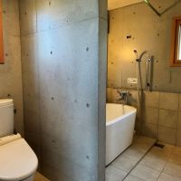 千葉県南房総市白浜の売買物件/サニタリールーム：トイレとバスタブの距離感