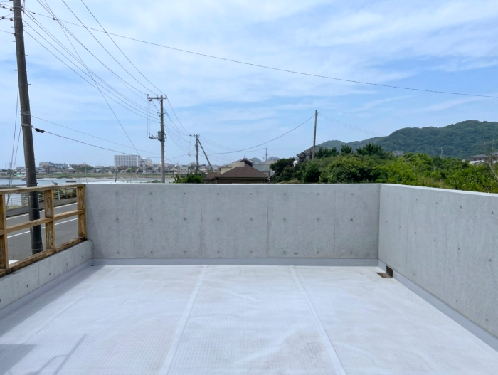 千葉県南房総市白浜の売買物件/テラスの入り口側より。右側が山・左側が海