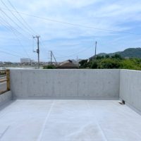 千葉県南房総市白浜の売買物件/テラスの入り口側より。右側が山・左側が海