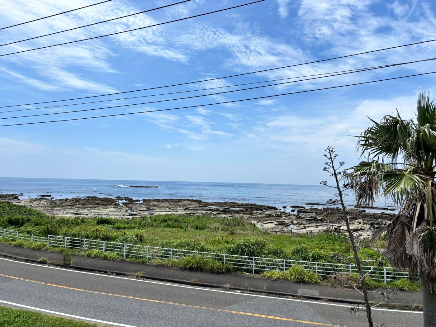 千葉県南房総市白浜の売買物件/テラスから海側。「眺める専用の海」は近隣漁港の方の行き来がたまにあります
