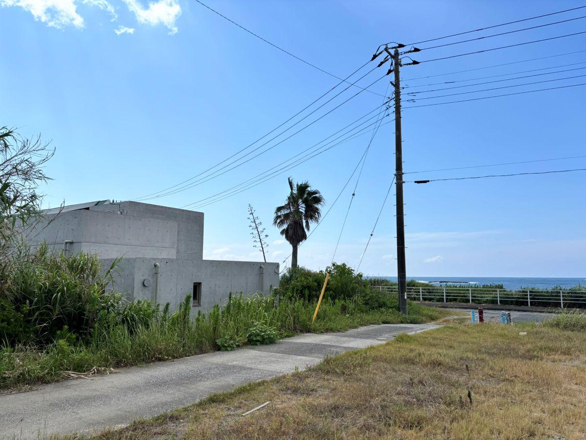 千葉県南房総市白浜の売買物件/建物西側後方より。小道の先には畑があり、そこで行き止まり