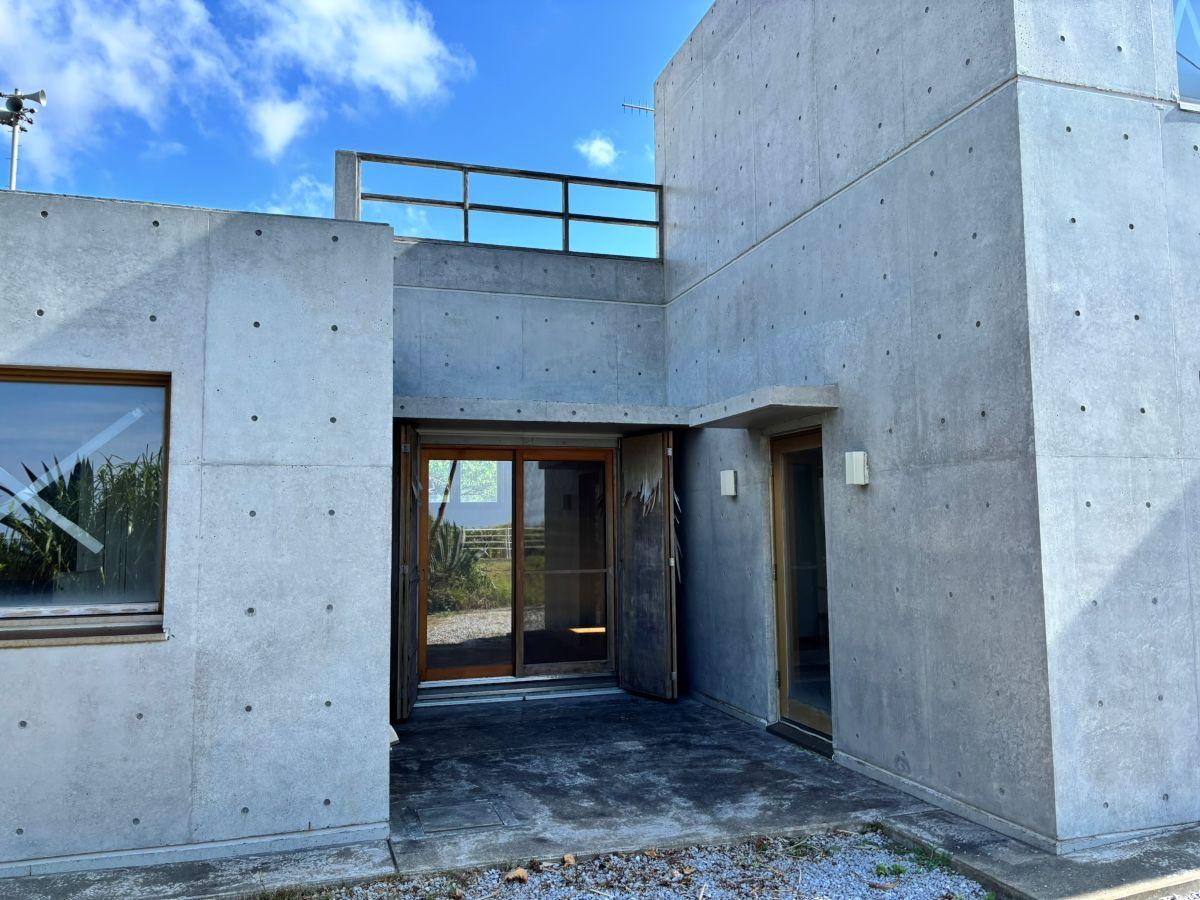 千葉県南房総市白浜の売買物件/建物はコの字型です。右が玄関