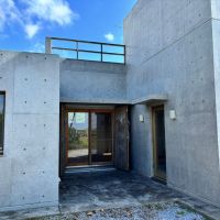 千葉県南房総市白浜の売買物件/建物はコの字型です。右が玄関