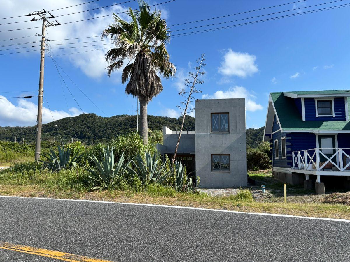 千葉県南房総市白浜の売買物件/道路の海側から。ログハウスのお隣さんとは結構近い関係