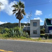 千葉県南房総市白浜の売買物件/道路の海側から。ログハウスのお隣さんとは結構近い関係