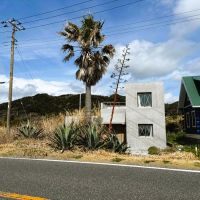 千葉県南房総市白浜の売買物件/道路の海側から。ログハウスのお隣さんとは結構近い関係