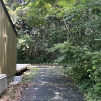 千葉県いすみ市岬町椎木の売買物件/「MUJI HOUSE」の駐車スペース（参考写真）。枕木を配置するとこんな雰囲気にできる