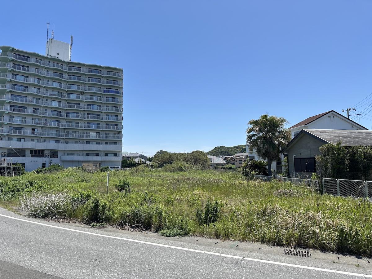 千葉県南房総市千倉町北朝夷の売買物件/物件敷地全体の様子（北側）奥には川が流れています