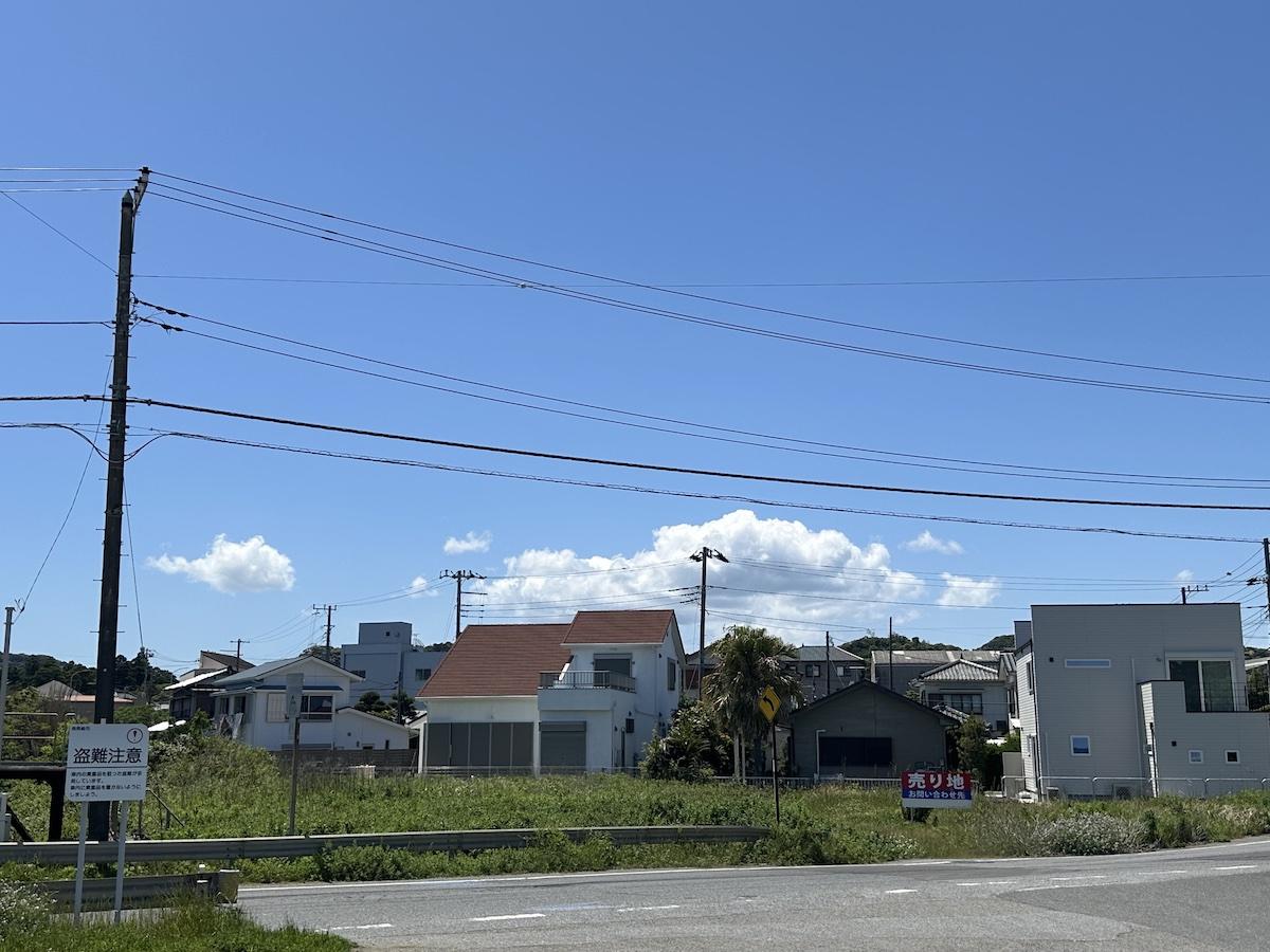 千葉県南房総市千倉町北朝夷の売買物件/物件敷地の様子（正面）物件裏側にスーパーマーケットがあります