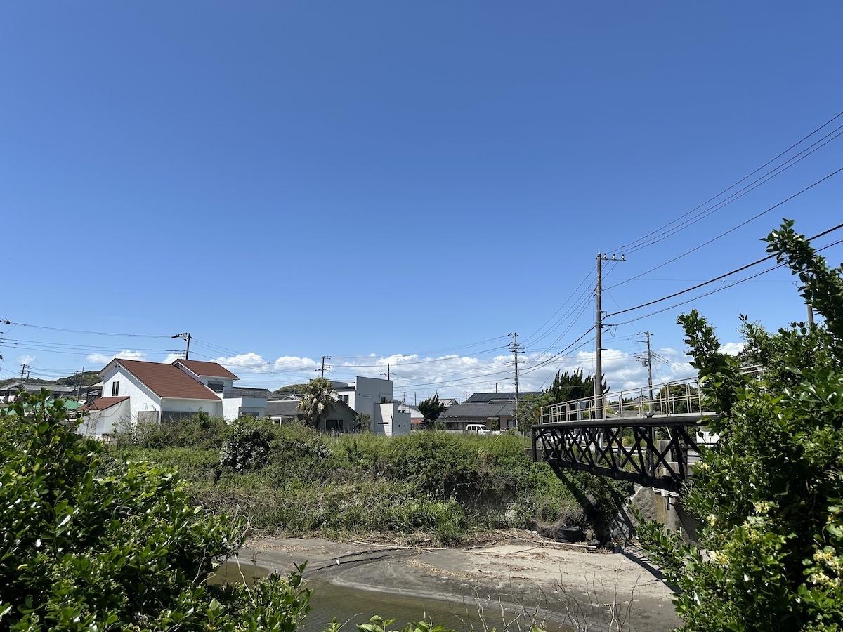 千葉県南房総市千倉町北朝夷の売買物件/南側に隣接した川の向こうから物件敷地を見る