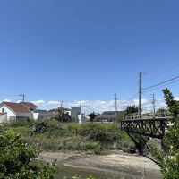 千葉県南房総市千倉町北朝夷の売買物件/南側に隣接した川の向こうから物件敷地を見る