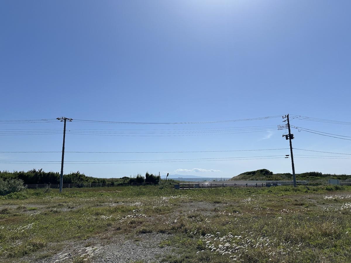 千葉県館山市佐野の売買物件/敷地中心あたりから前面道路側を見る。奥には海が