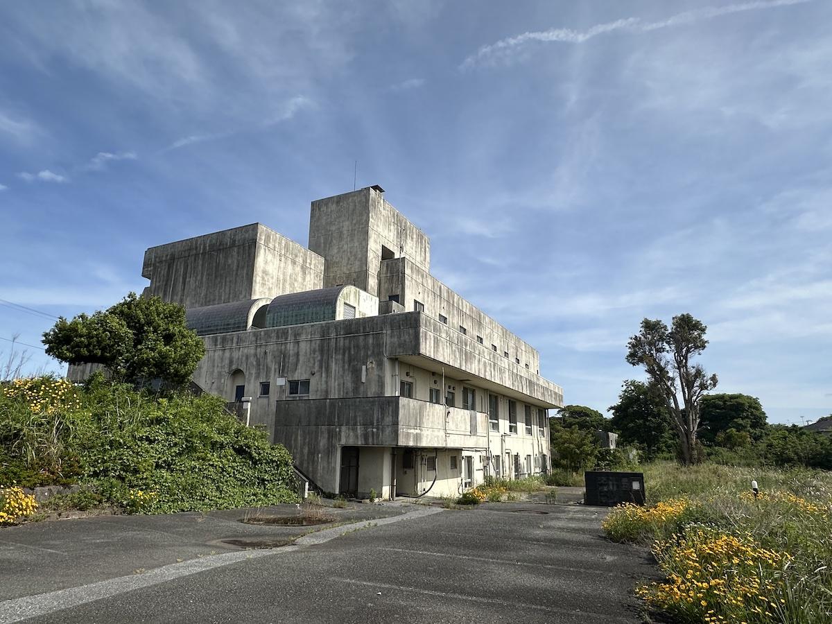 千葉県長生郡一宮町東浪見の売買物件/物件建物(保養施設)全景。このまま飛び立ちそうな要塞感があります