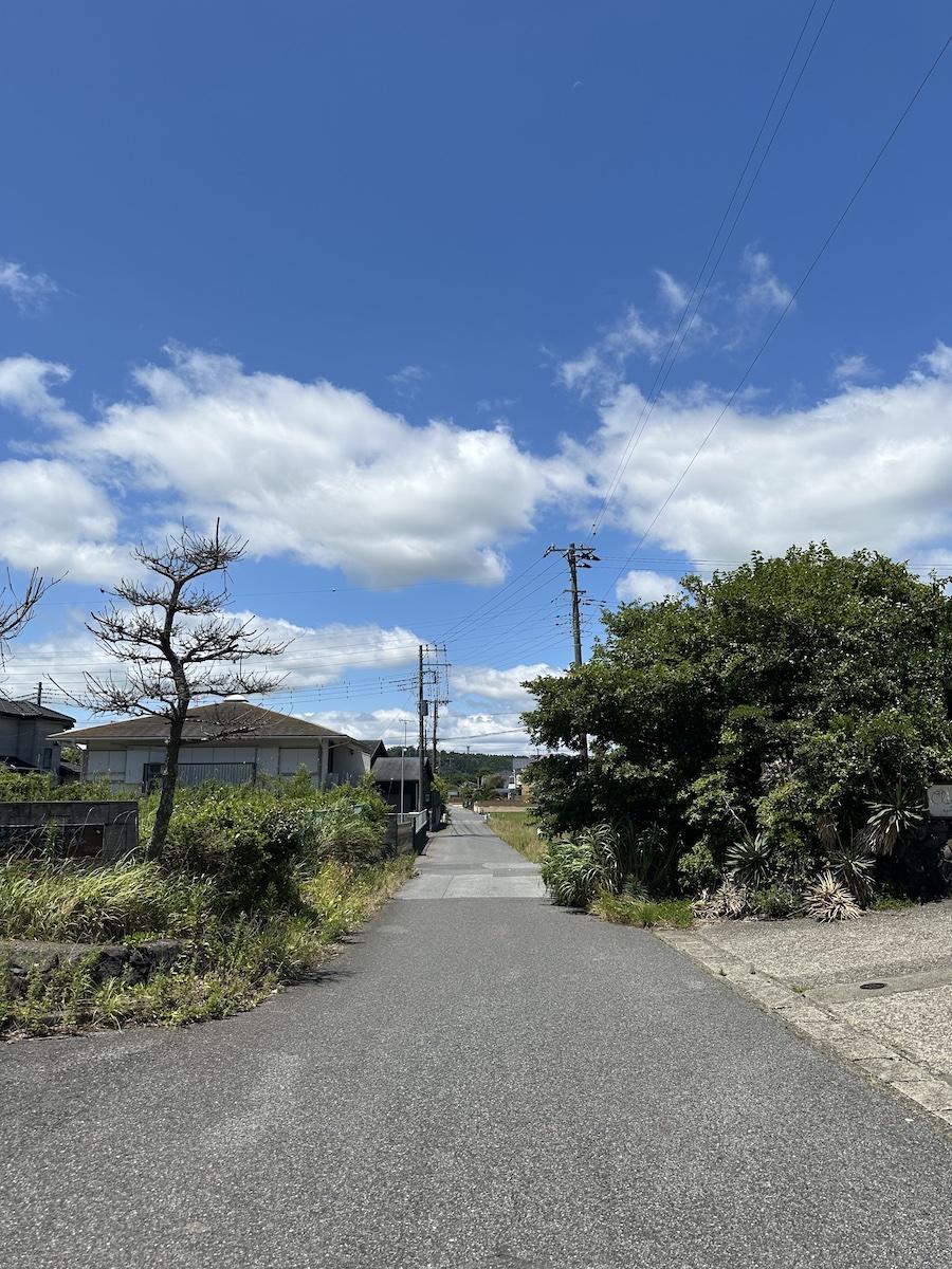 千葉県長生郡一宮町東浪見の売買物件/物件入口(北側)前面道路の様子