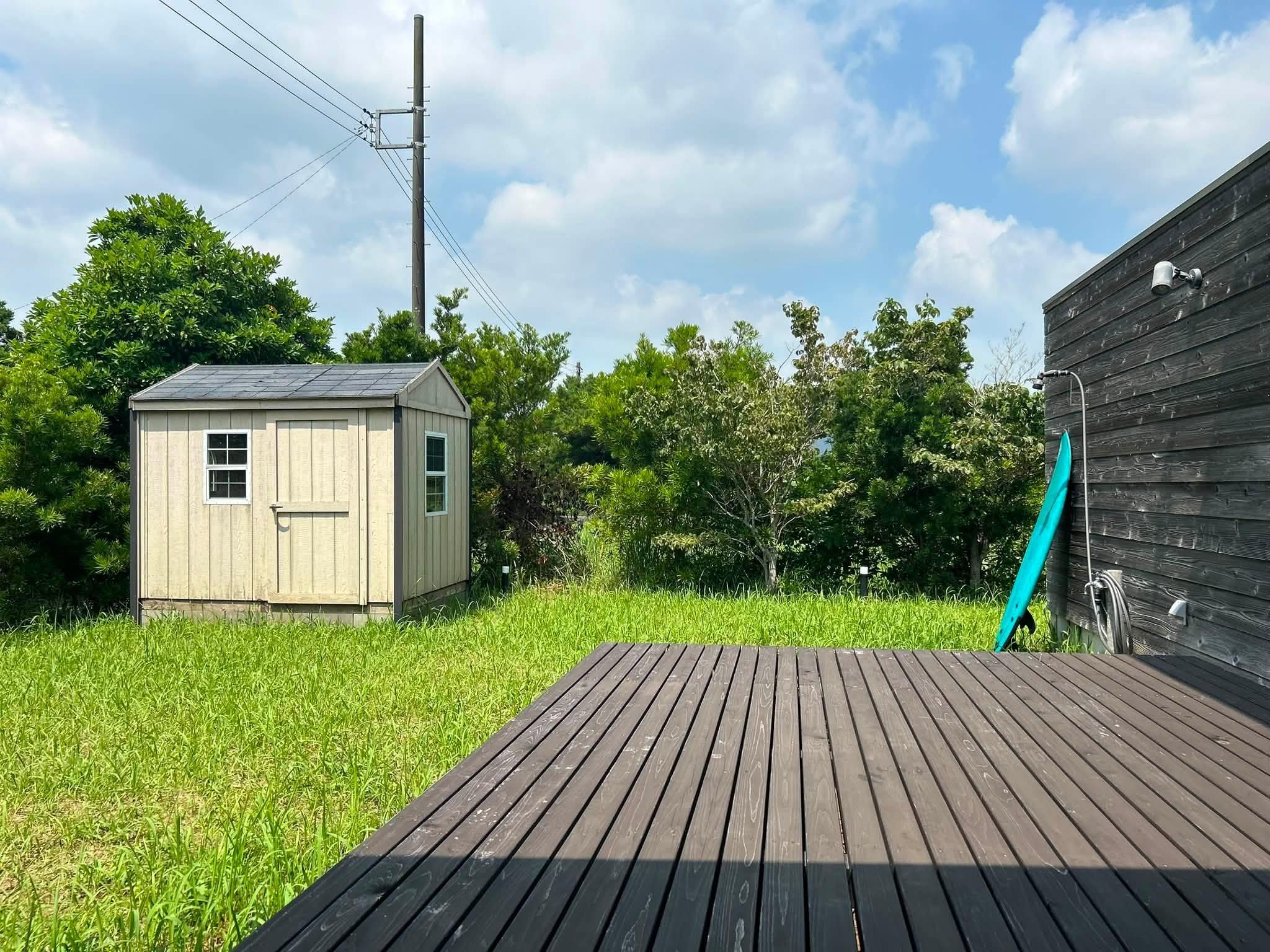 千葉県長生郡白子町八斗の売買物件/ウッドデッキと小屋。庭仕事の道具やサーフボードをしまっておける小屋。小さな子供がいれば秘密基地にも。