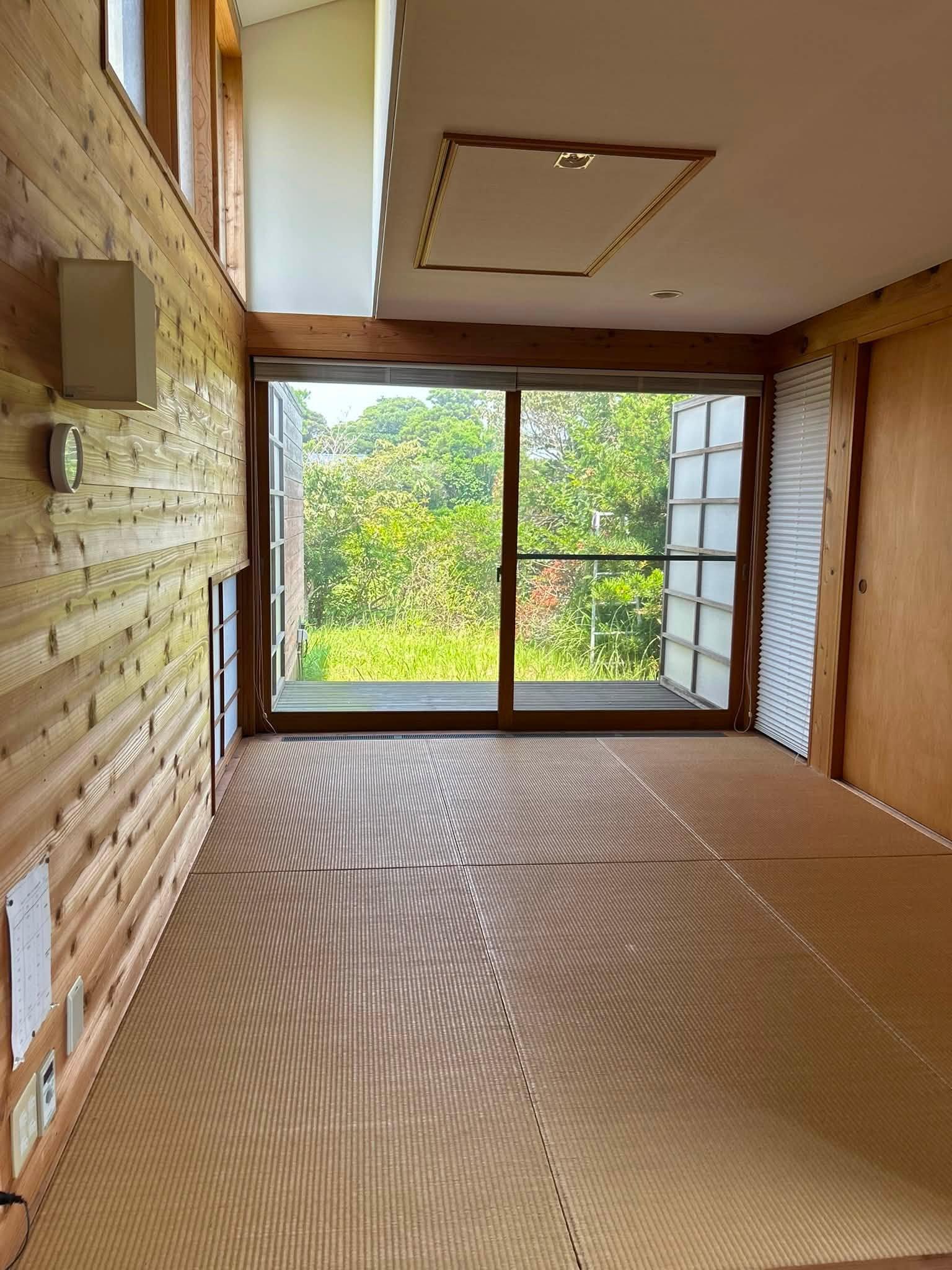 千葉県長生郡白子町八斗の売買物件/和室にも小さなデッキがあります。屋外に見える障子のようなものは雨戸です！梯子を出せばロフトにも行けます。