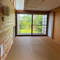 千葉県長生郡白子町八斗の売買物件/和室にも小さなデッキがあります。屋外に見える障子のようなものは雨戸です！梯子を出せばロフトにも行けます。