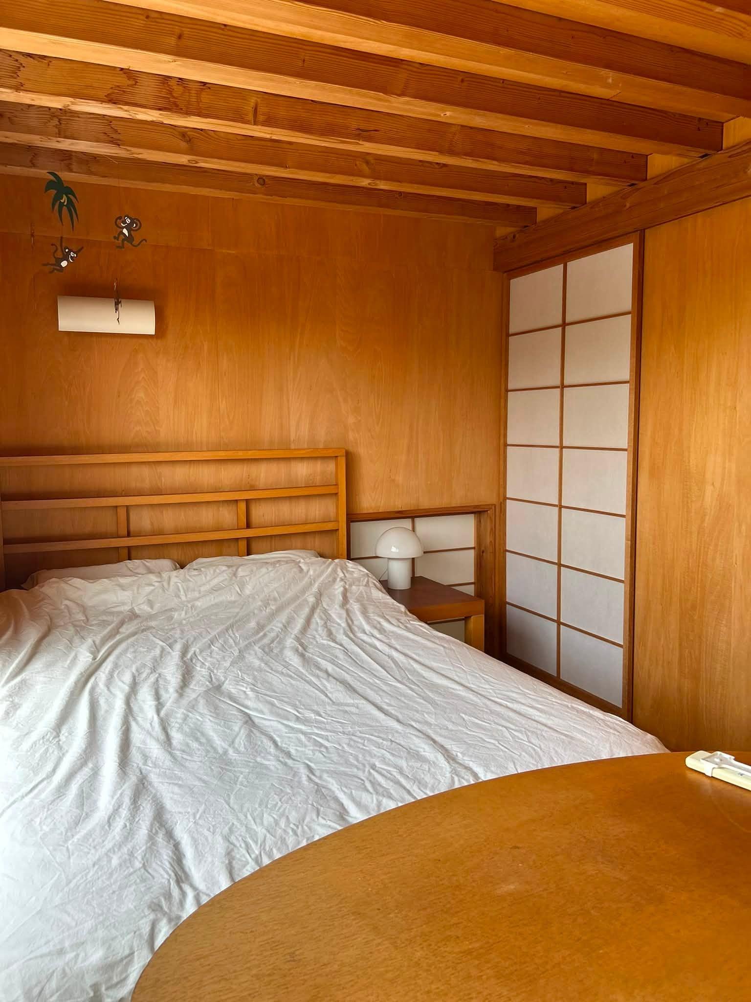 千葉県長生郡白子町八斗の売買物件/障子を開けると3階へ行く階段があります。