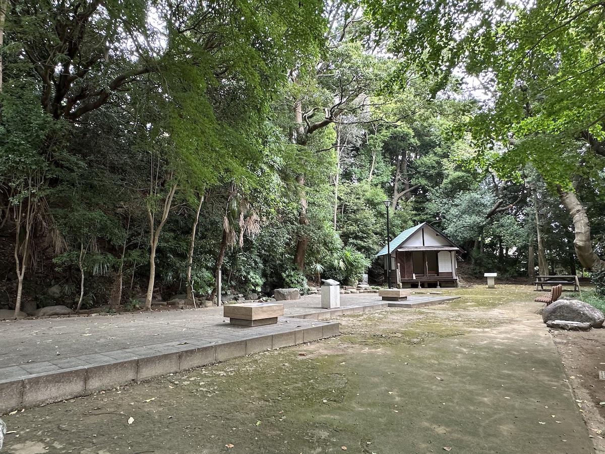 千葉県我孫子市緑の売買物件/前面道路の奥は志賀直哉の邸宅跡地。現在は緑地として憩いの場に