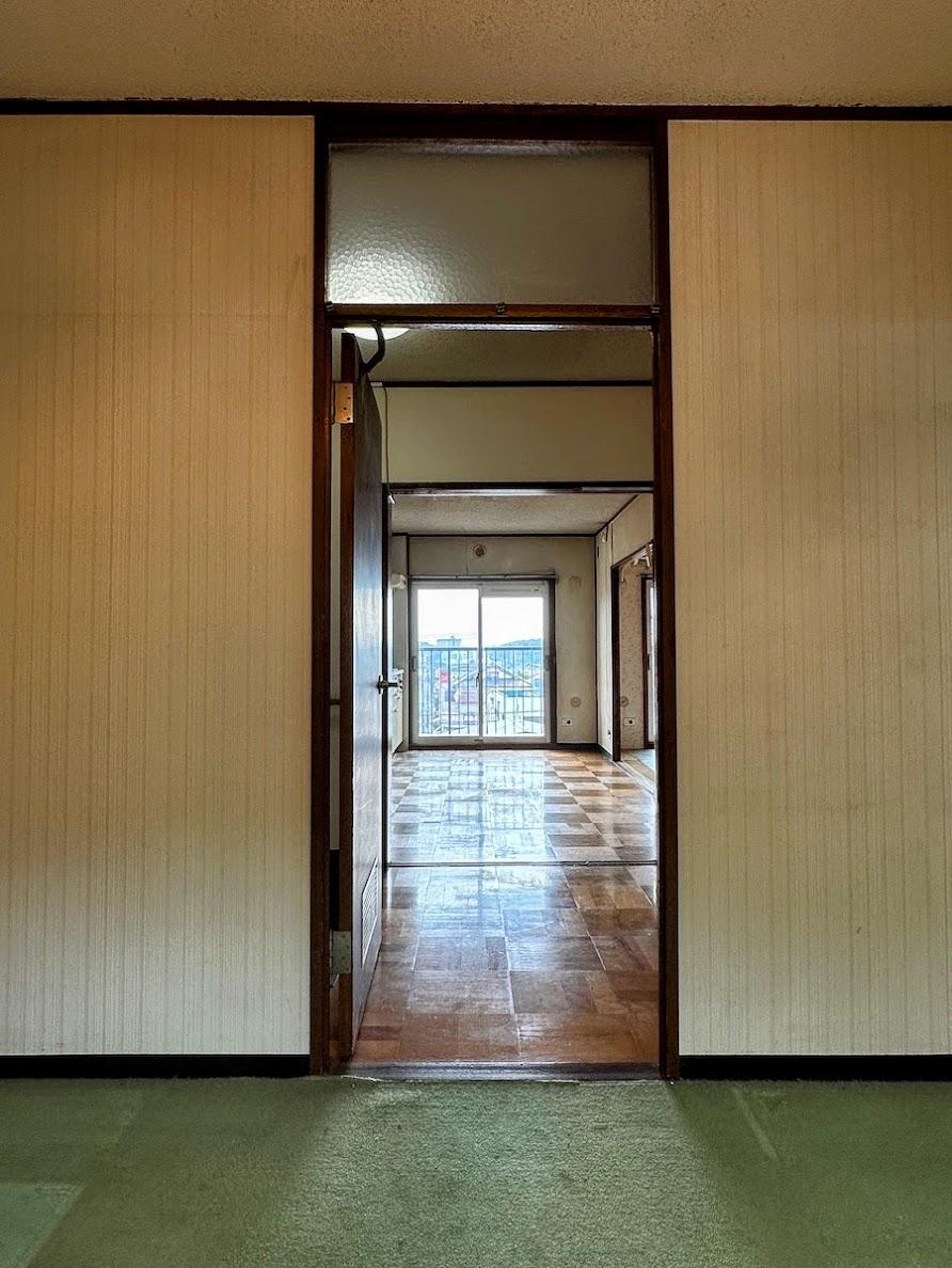千葉県我孫子市緑の売買物件/北側和室からダイニングを眺める。床板が陽の光によってキラキラと