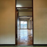 千葉県我孫子市緑の売買物件/北側和室からダイニングを眺める。床板が陽の光によってキラキラと