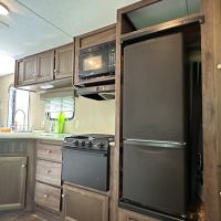 千葉県長生郡一宮町一宮の賃貸物件/キッチンの様子。ガスコンロ・冷蔵庫・電子レンジがあります