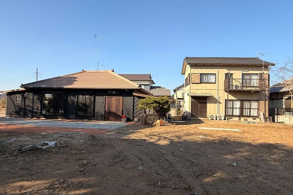 千葉県旭市足川の売買物件/左が母屋のキッチン・リビング棟、右が宿泊棟