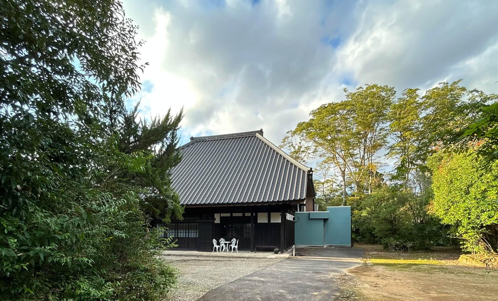千葉県夷隅郡大多喜町平沢の売買物件/もう一度、外へ。右側のセージグリーンの部分が増築部分です。
